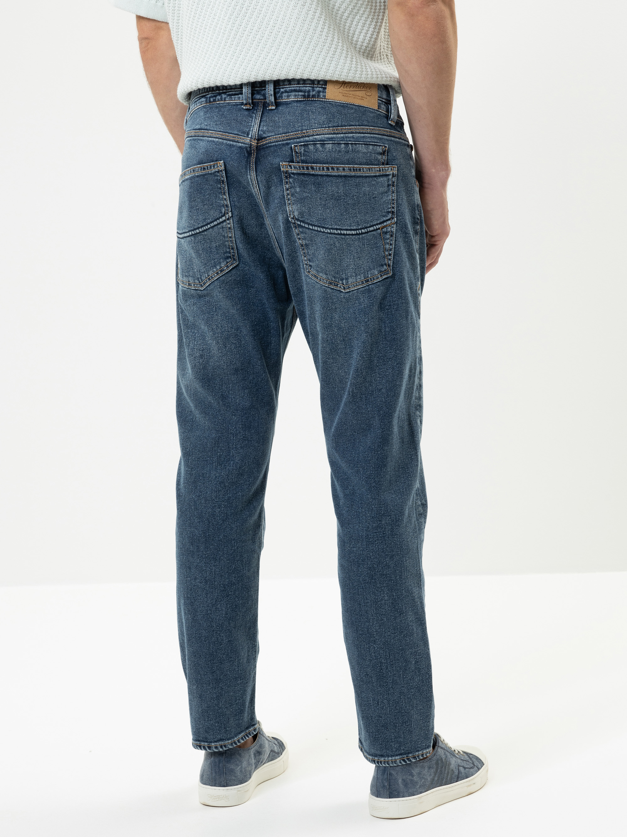 Modell Tucker Straight Jeans mit recycelter Baumwolle