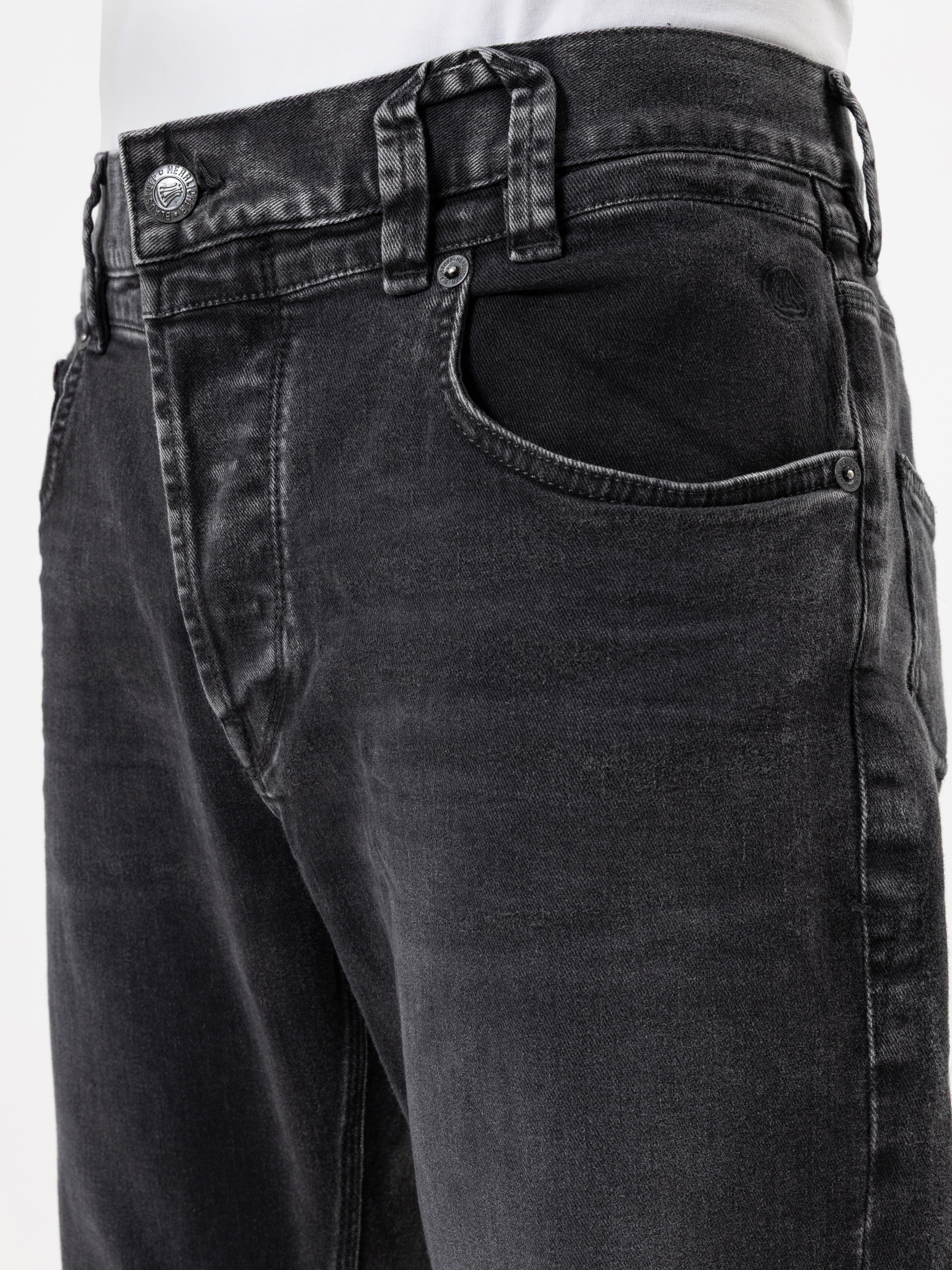 Modell Tucker Cashmere Touch Jeans mit Bio-Baumwolle