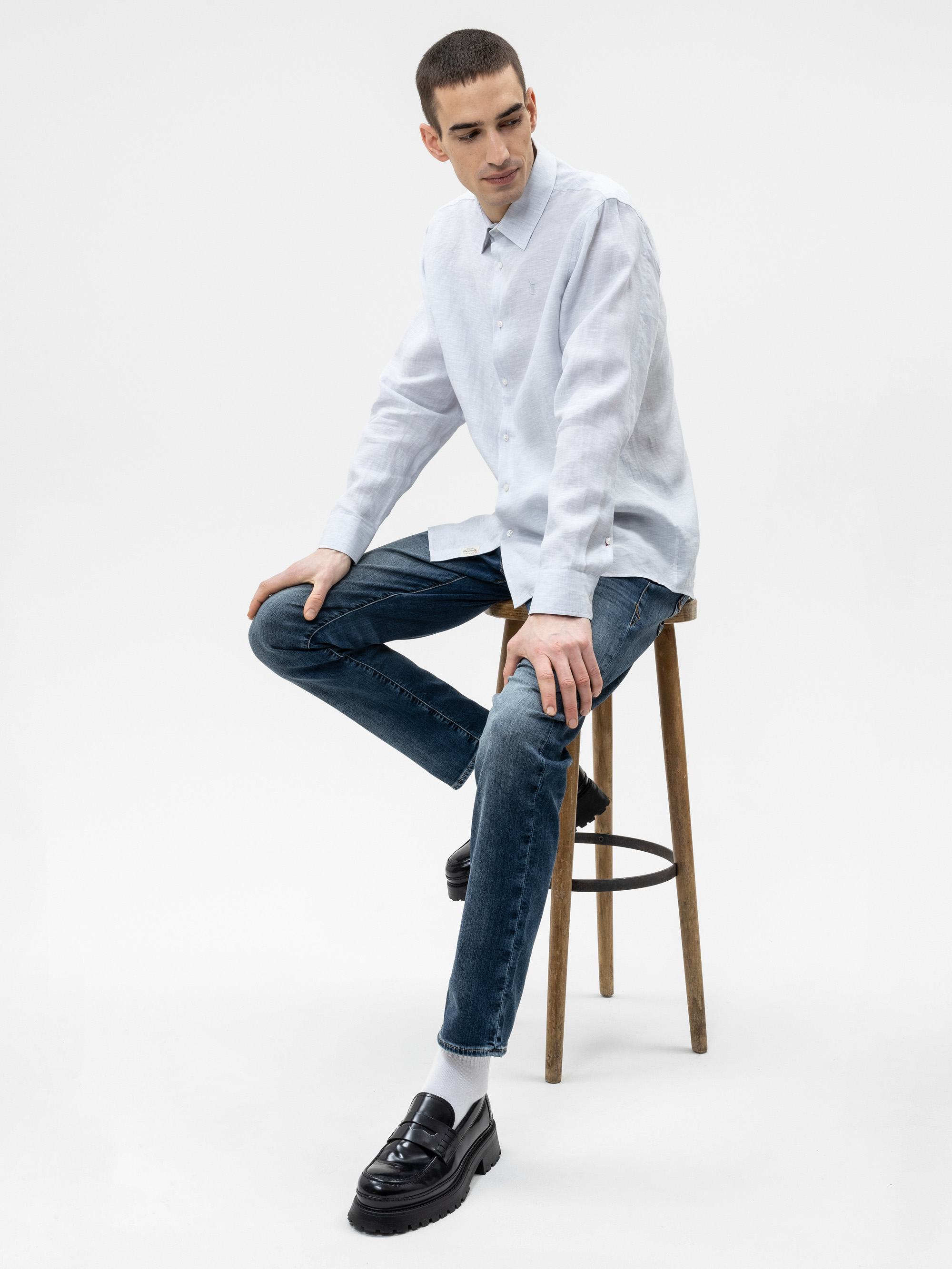 Modell Holder Leinenhemd