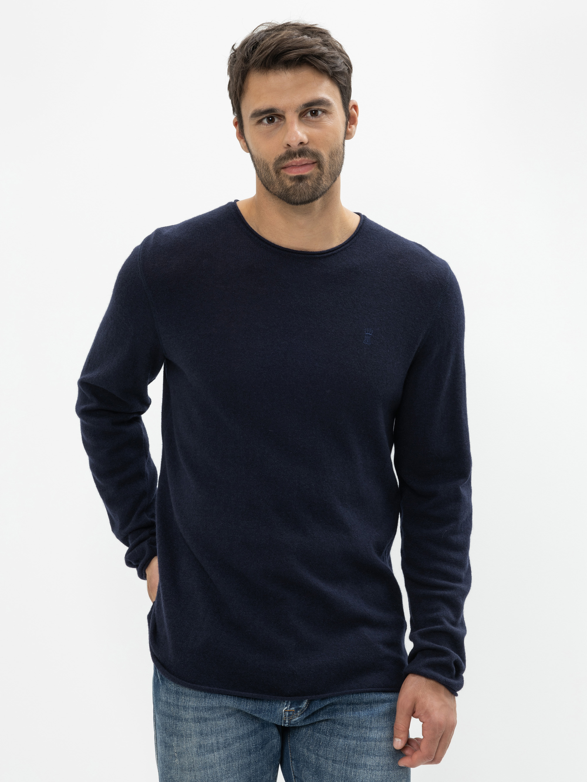 Modell Til Pullover mit recyceltem Kaschmir