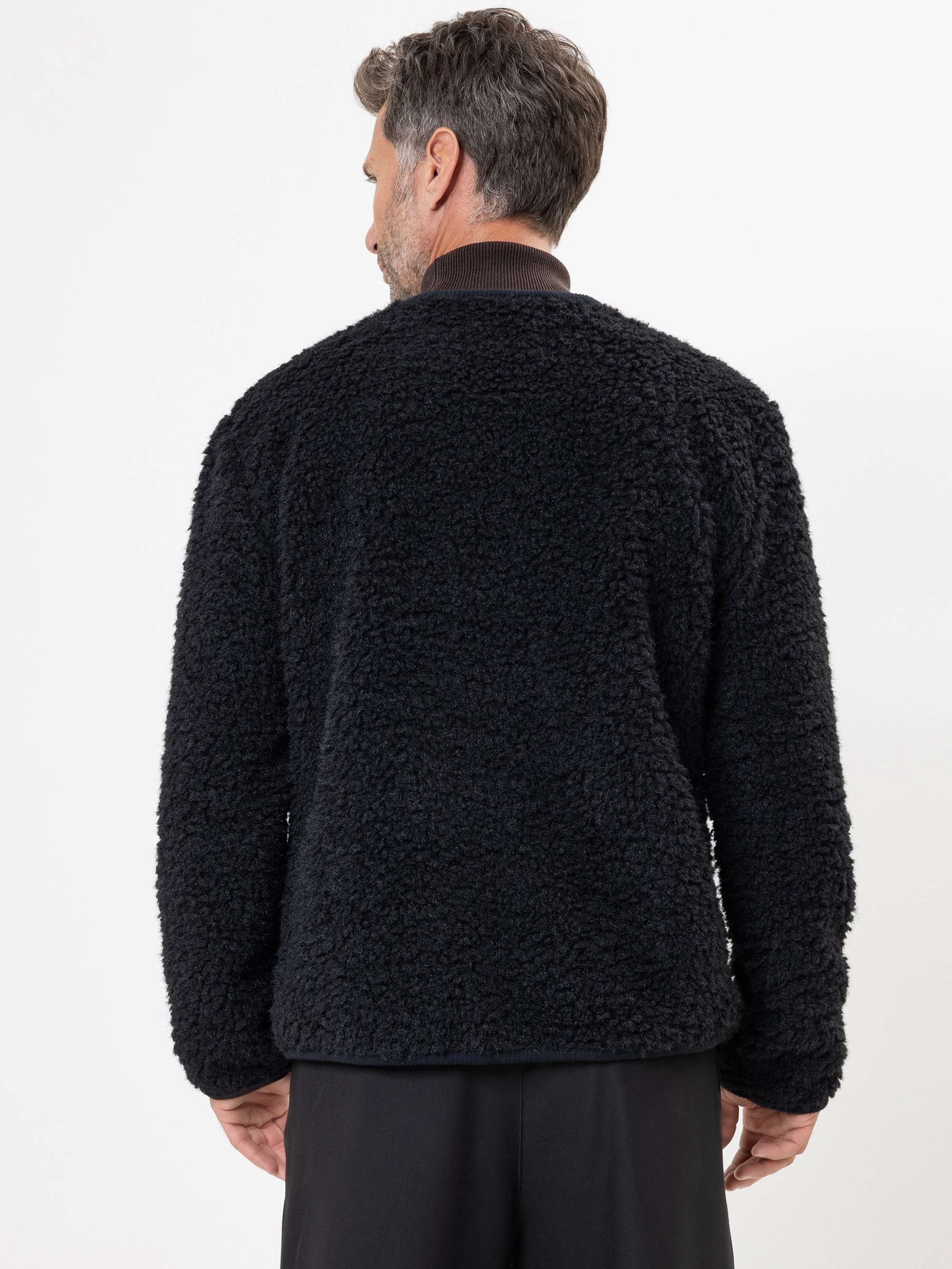 Modell  Tharkay Cardigan aus Sherpa Fleece