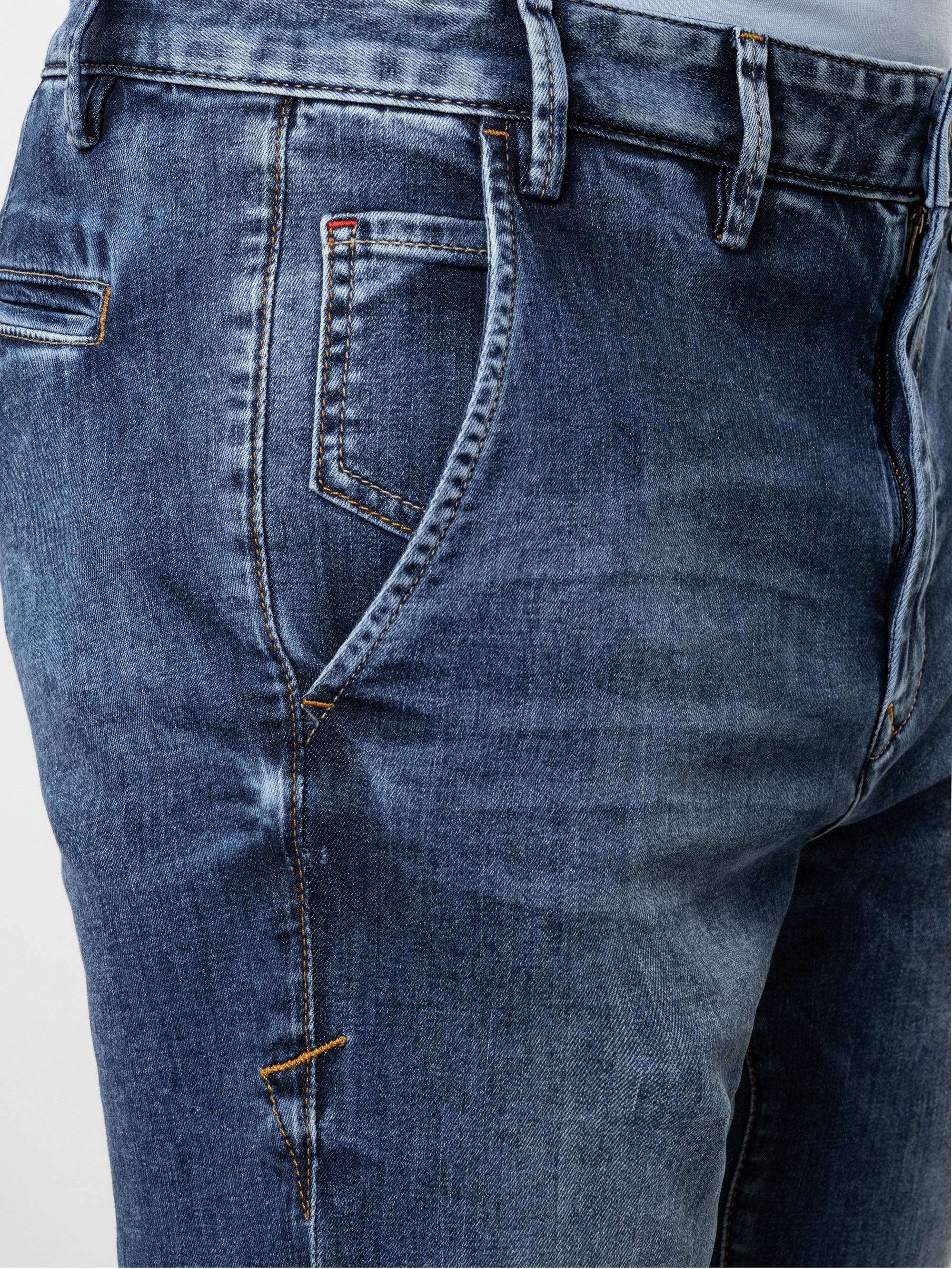 Modell Iver Wurschti Chinohose aus Denim