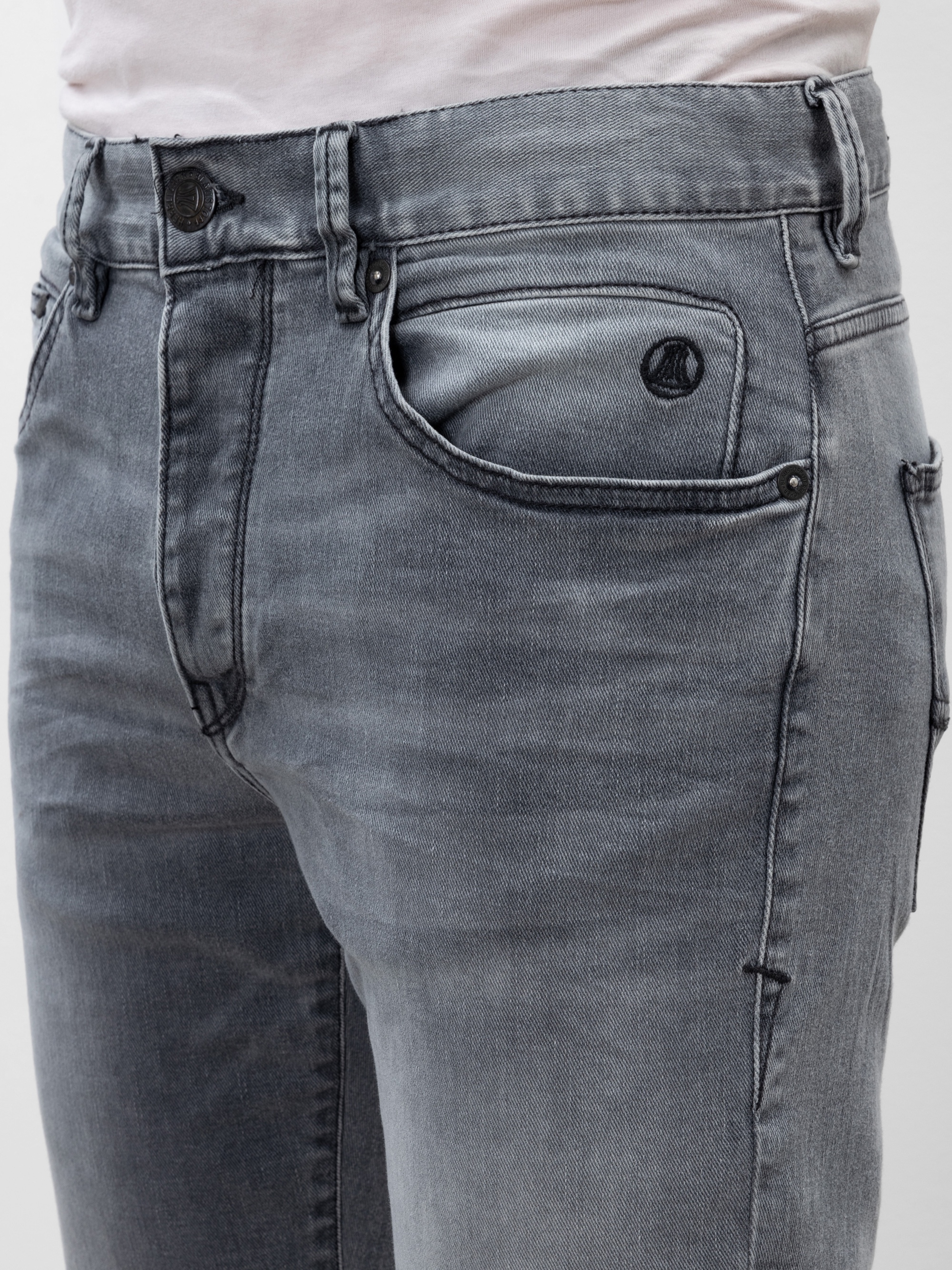 Modell Tyler Tapered Jeans mit Bio-Baumwolle