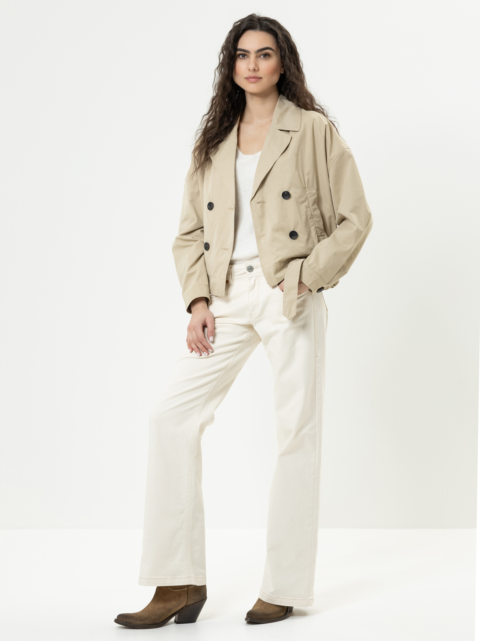 Modell Livana Trenchjacke