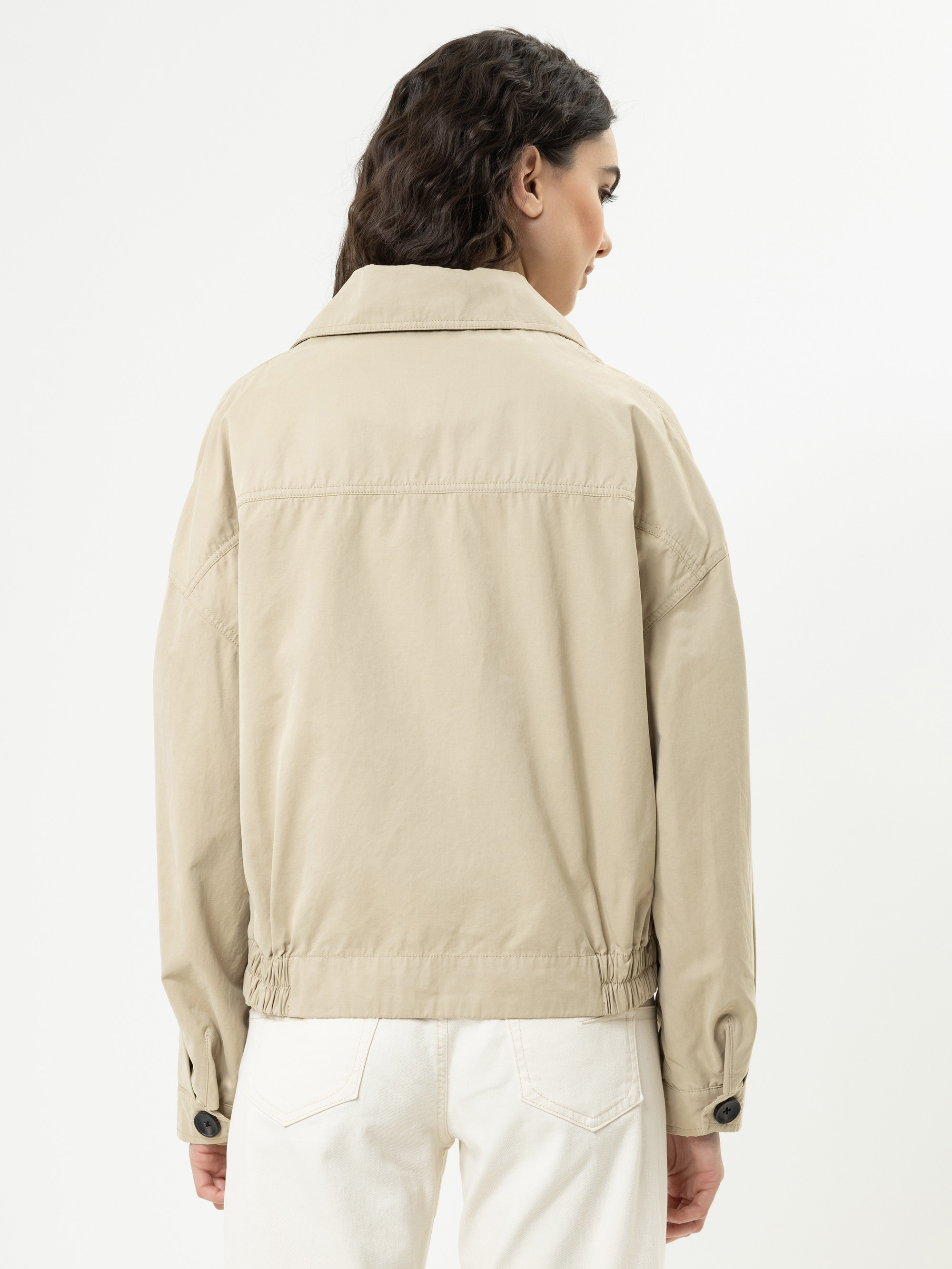 Modell Livana Trenchjacke