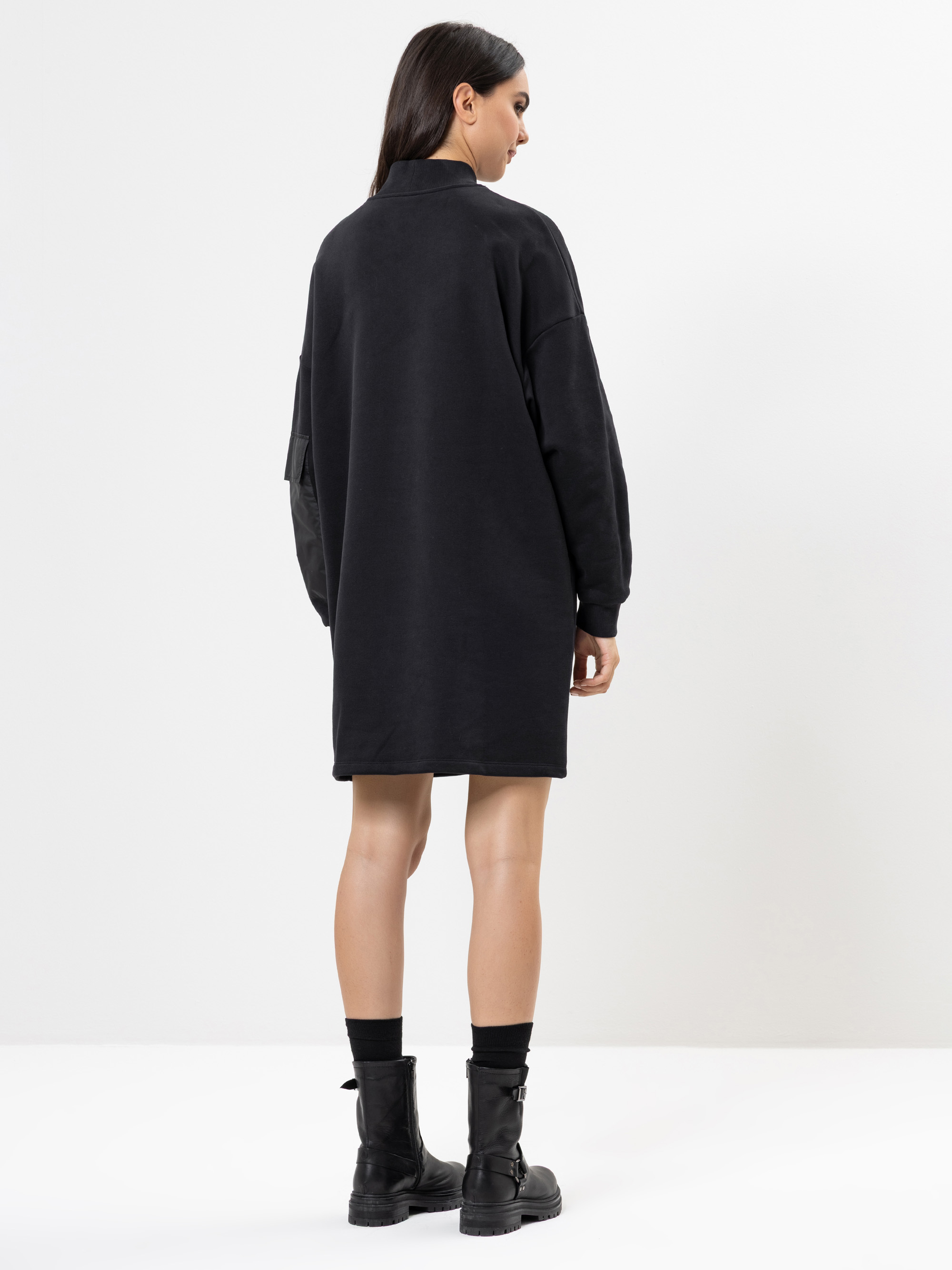 Modell Maryana Sweatshirt-Kleid