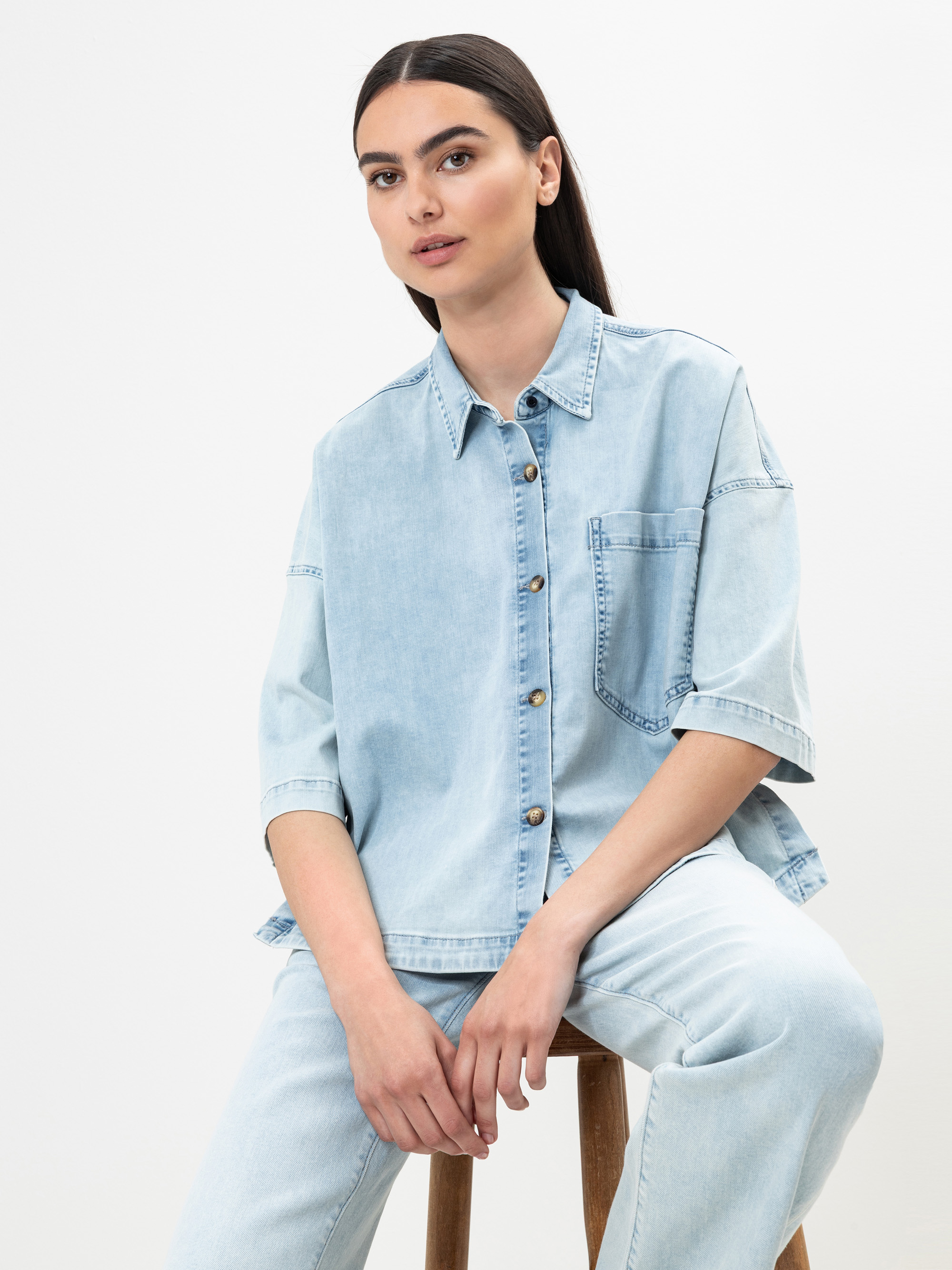 Modell Tegan Jeanshemd