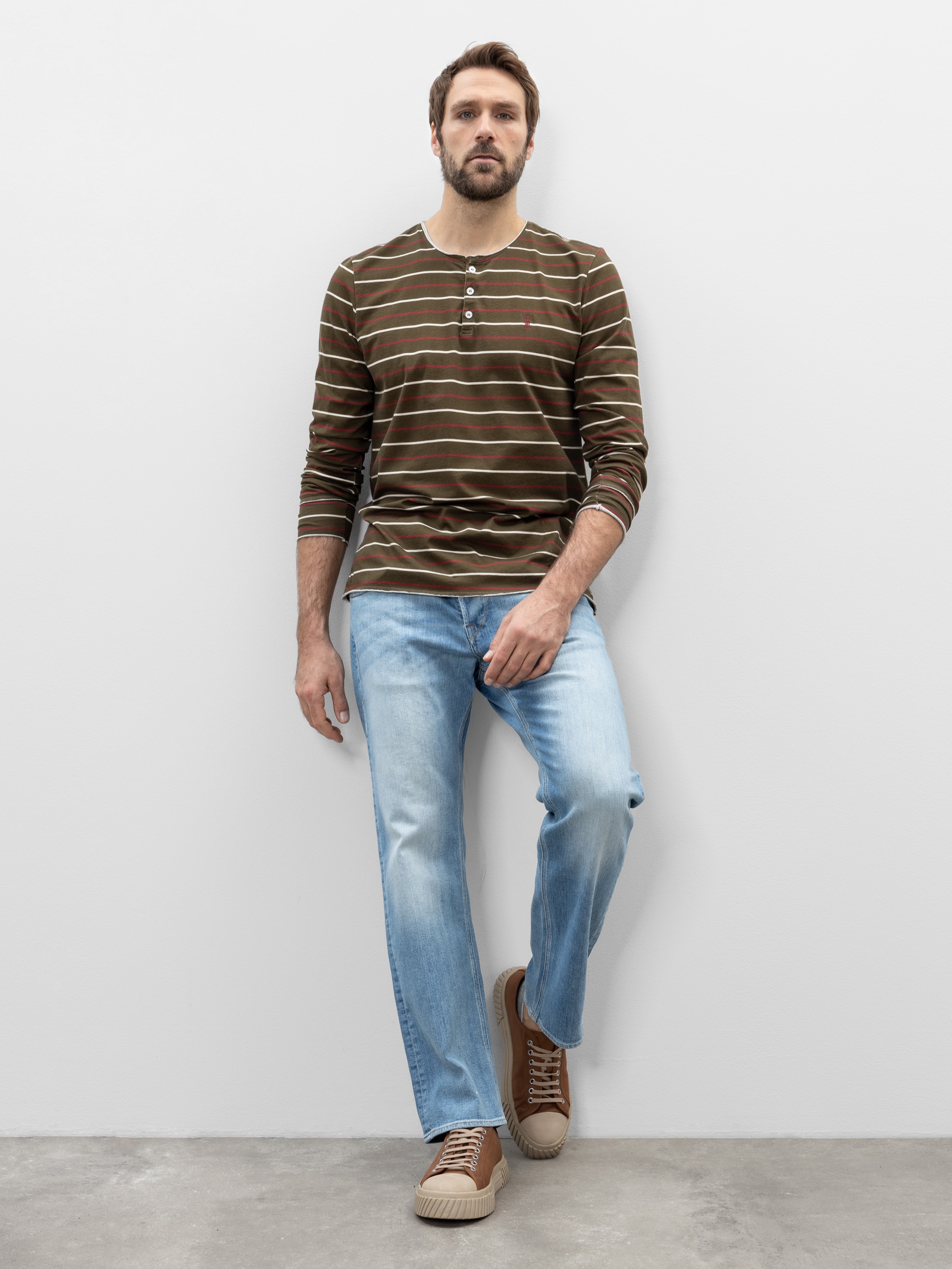 Modell Tucker Wide Jeans aus Reused Denim