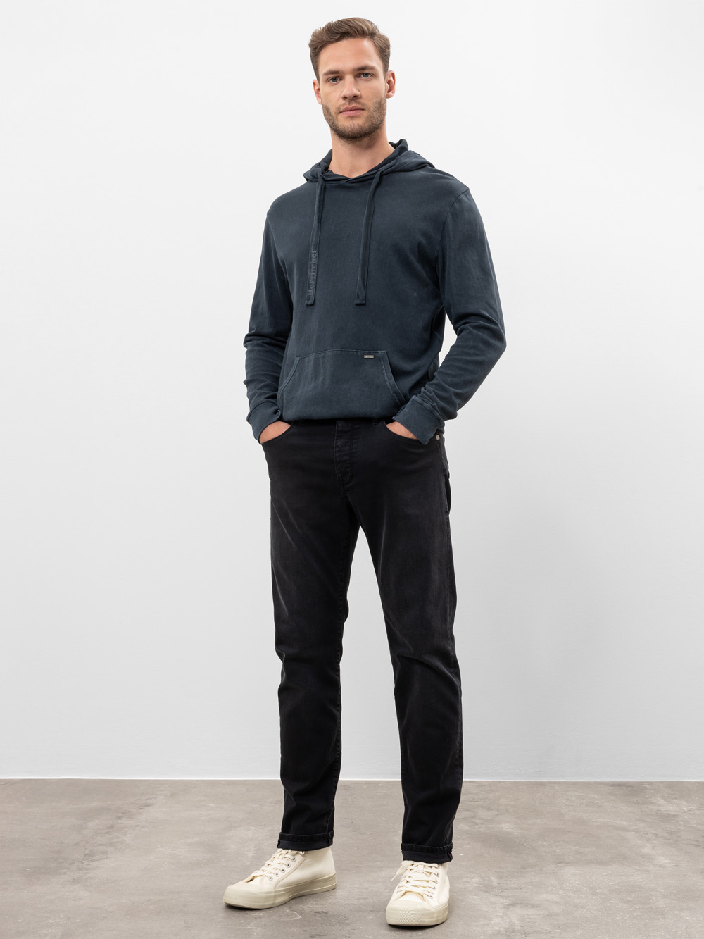 Modell Tyler Tapered Jeans aus Bio-Baumwolle