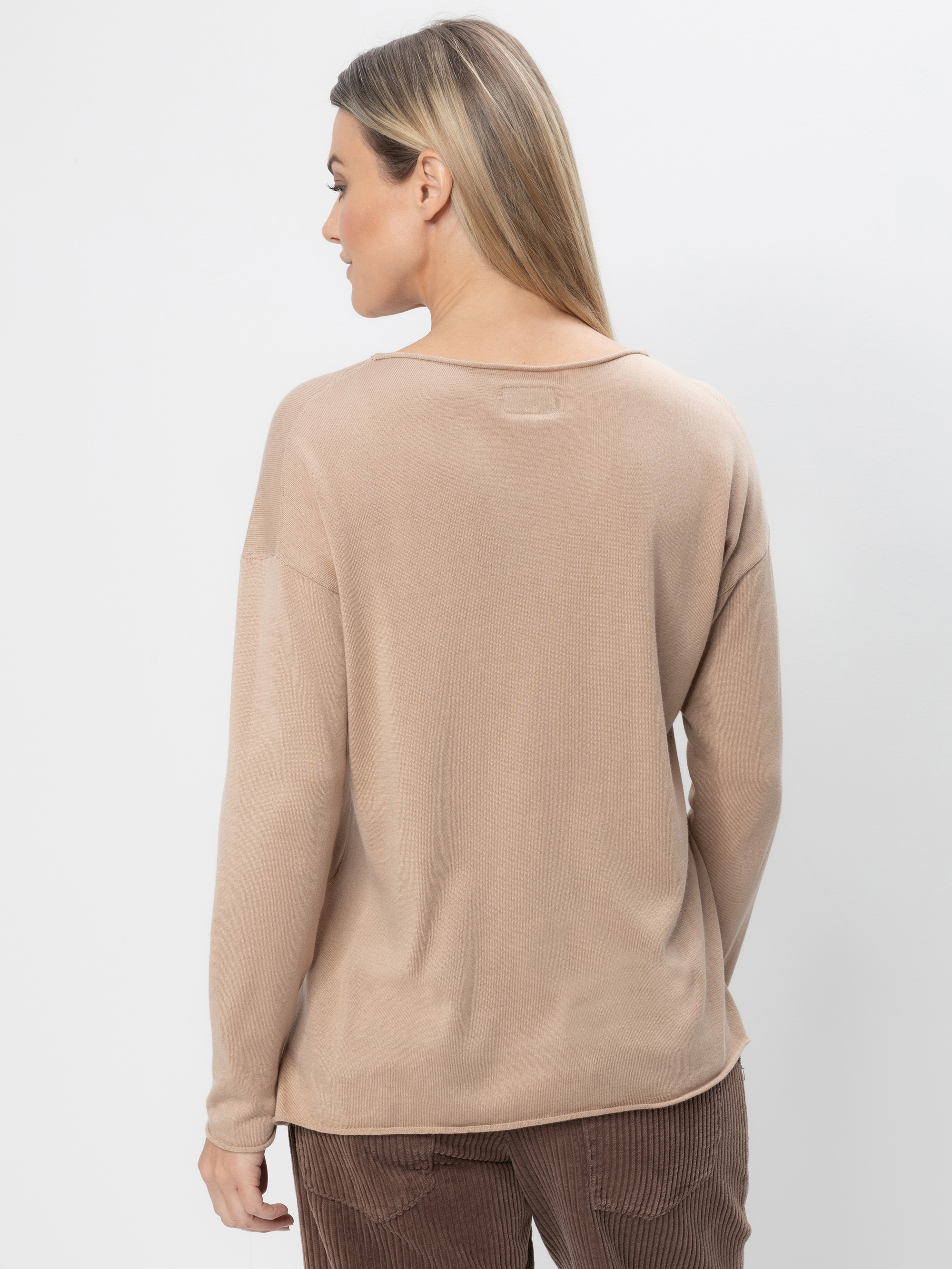 Modell Jola Feinstrickpullover aus Tencel und Bio-Baumwolle