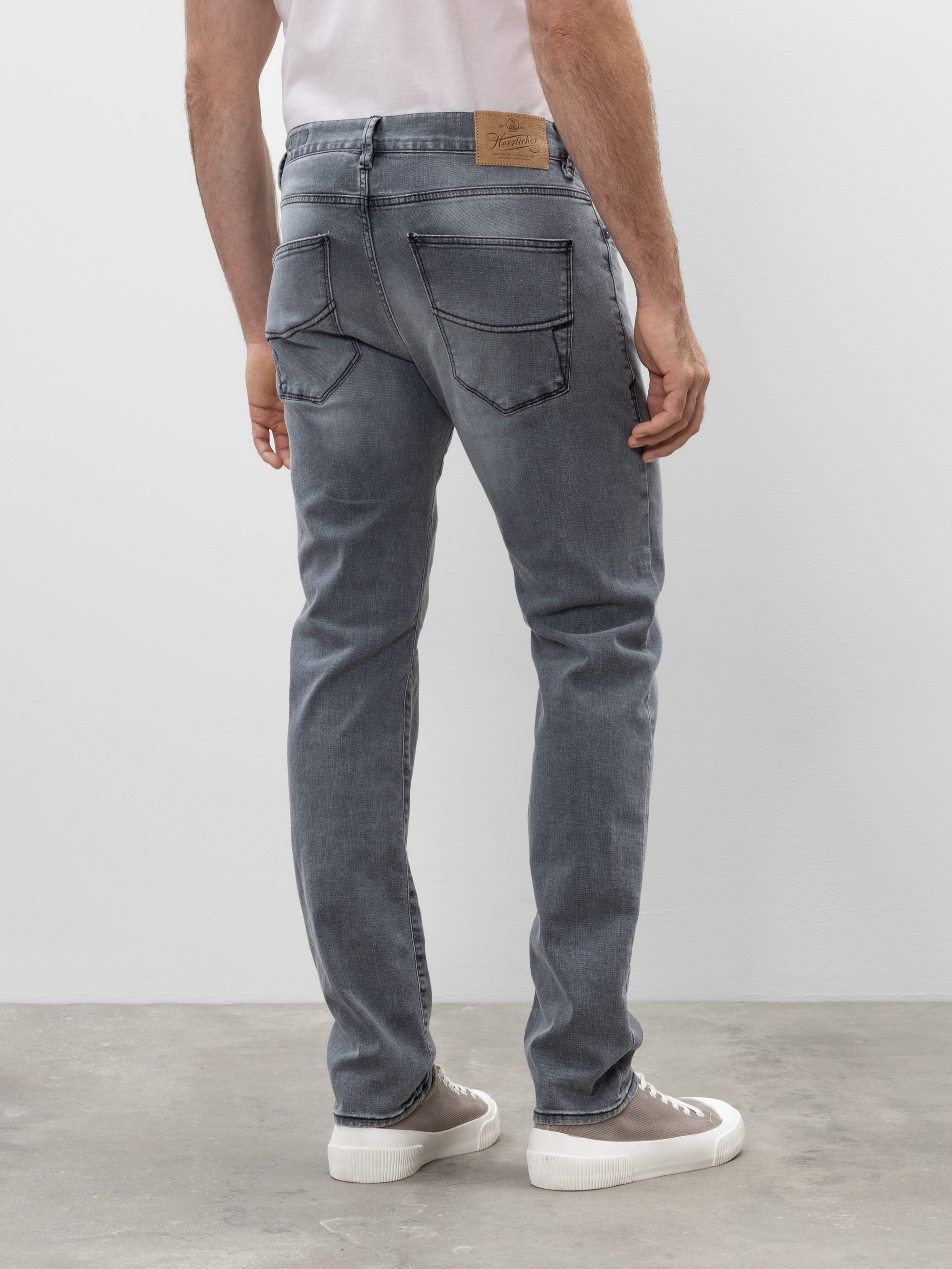 Modell Tyler Tapered Jeans mit Bio-Baumwolle