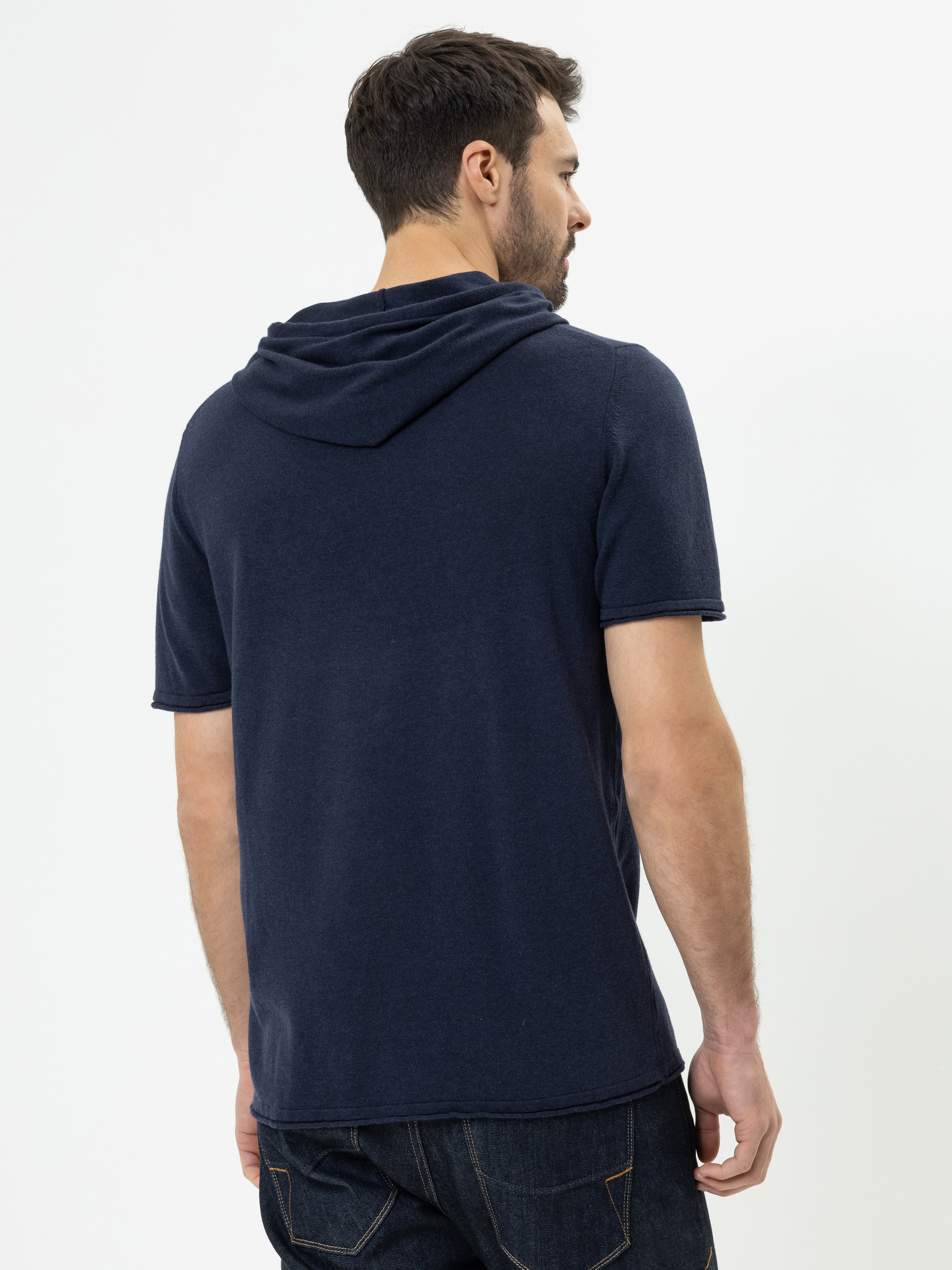 Modell Til Kurzarm Hoodie aus Baumwolle