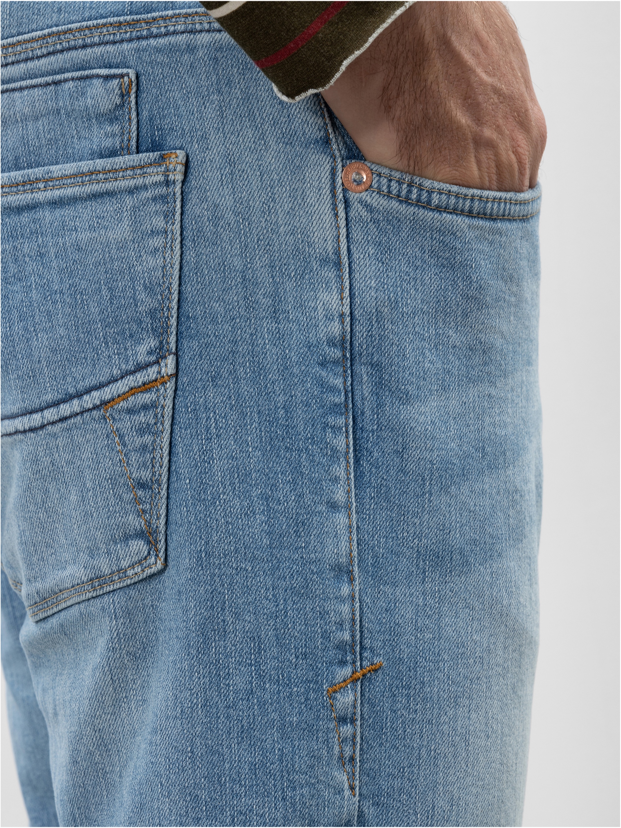 Modell Tucker Wide Jeans aus Reused Denim