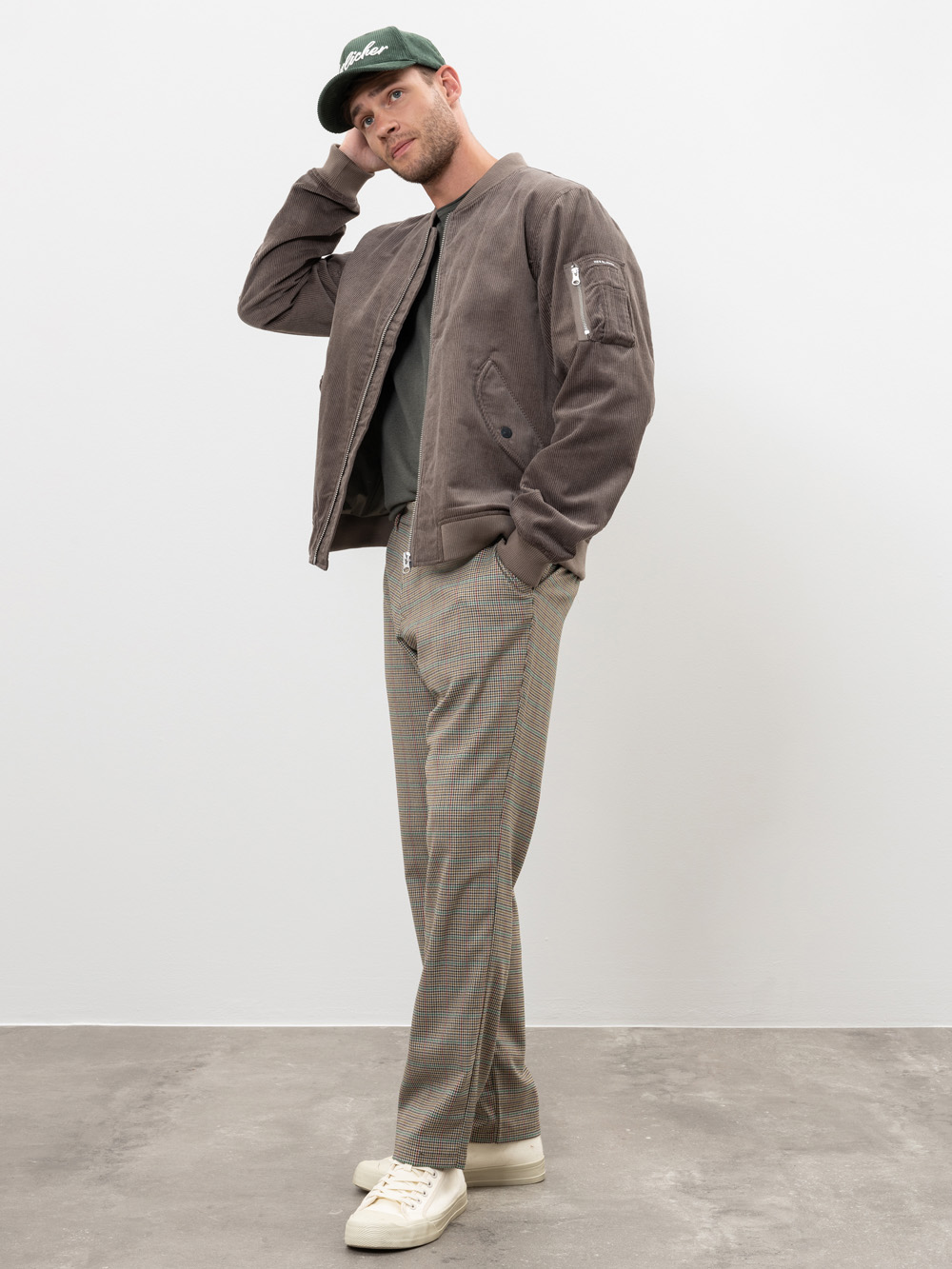 Modell Kieran MA-1 Cord Bomberjacke