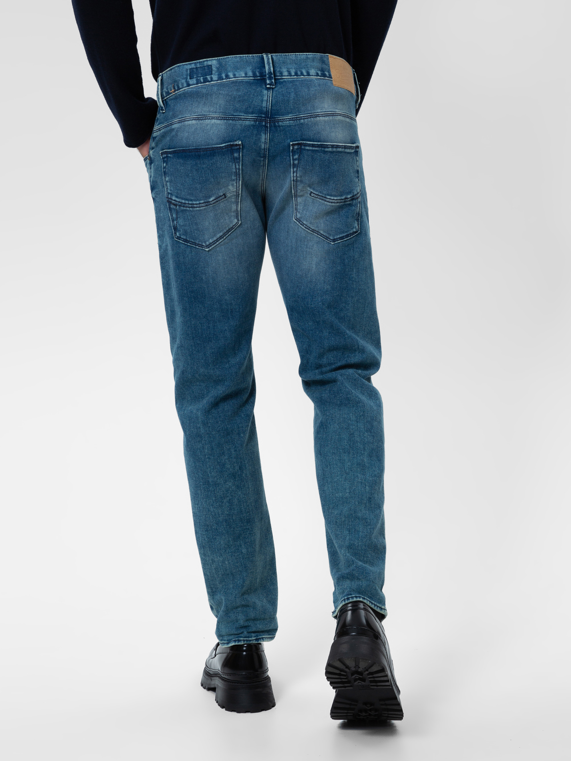 Modell Hero Straight Jeans Cashmere Touch mit Bio-Baumwolle