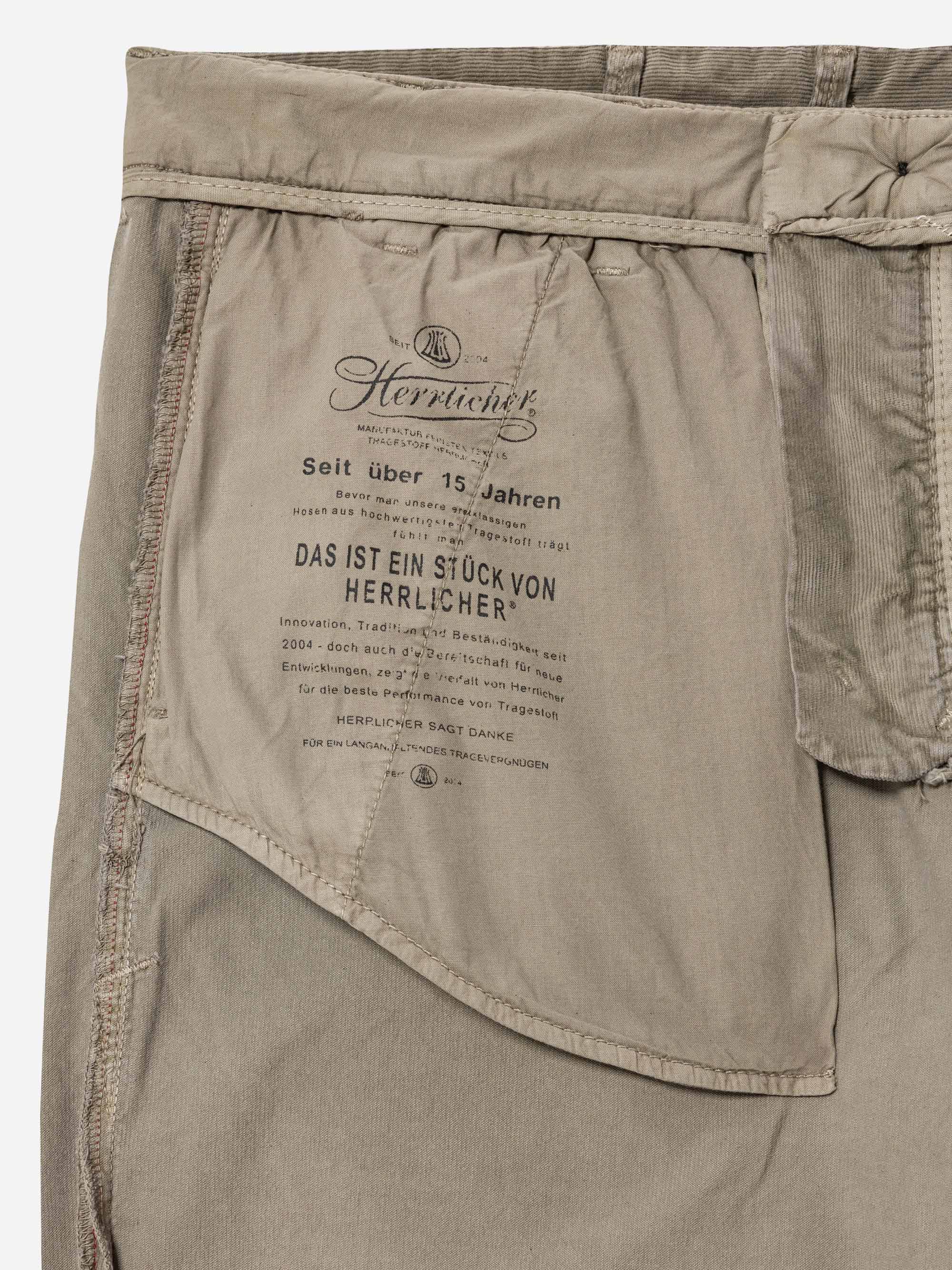 Modell Clifford Cordhose