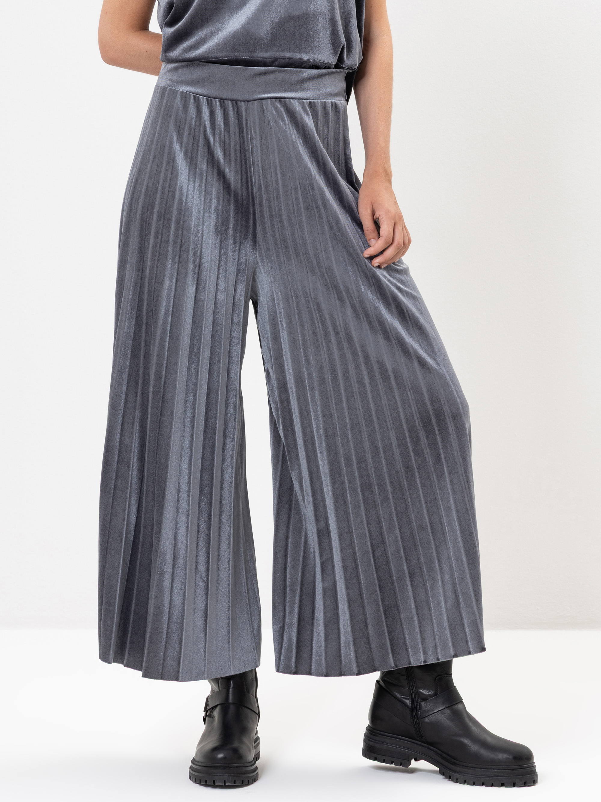 Modell Charu Hosenrock mit Plisseefalten