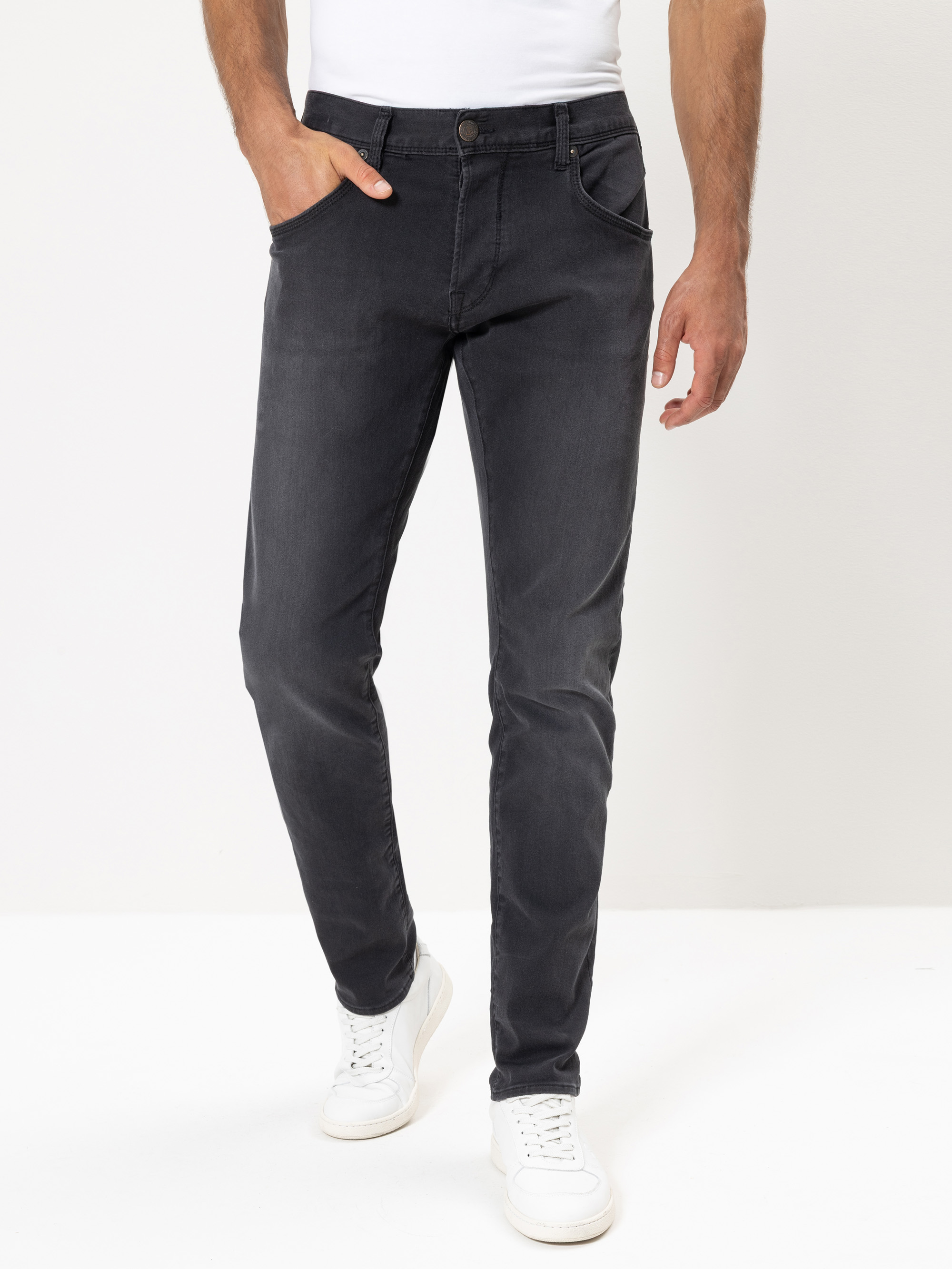 Modell Trade Slim Jeans aus Reused Denim