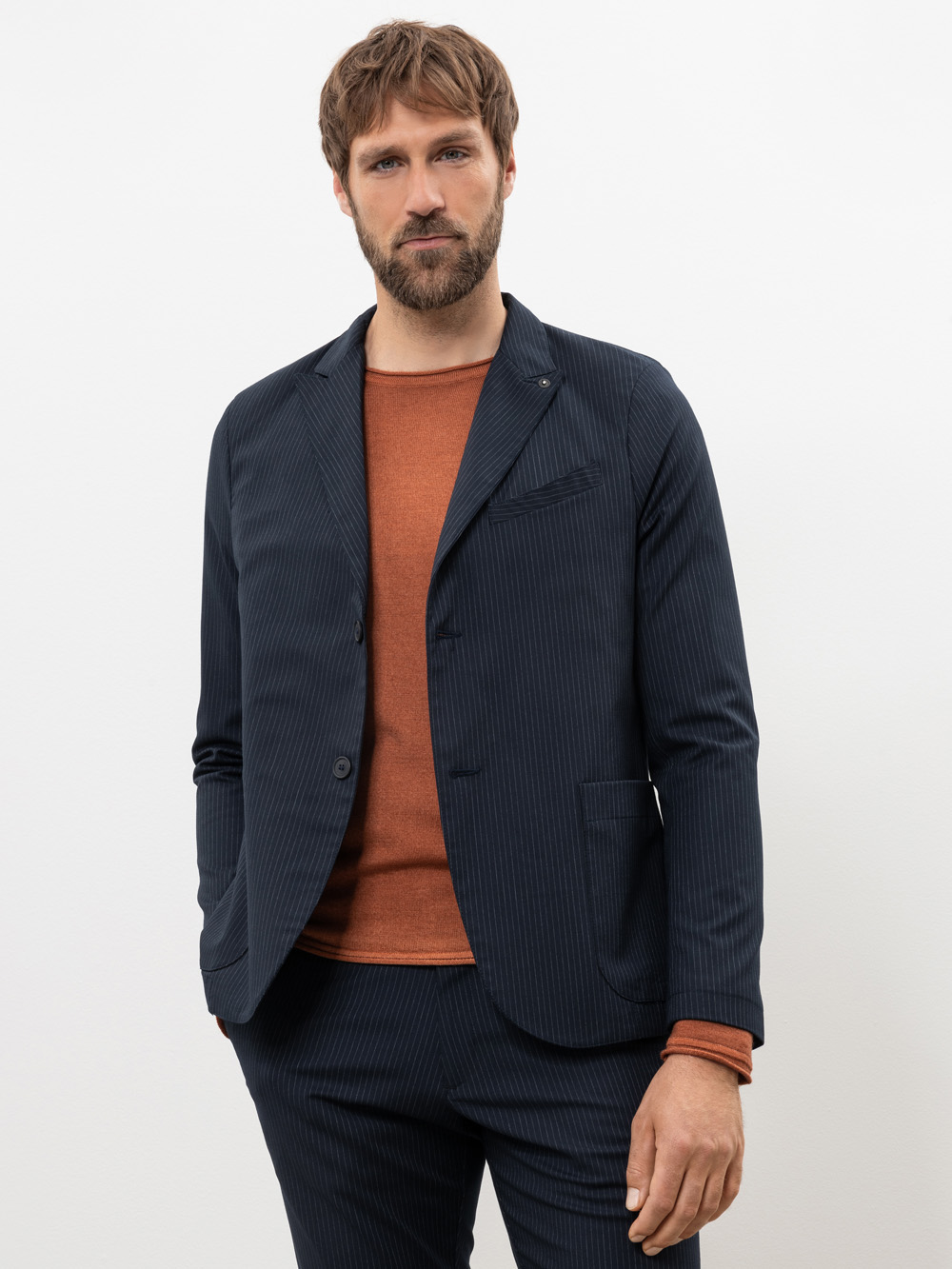 Modell Mark Sakko mit Nadelstreifen