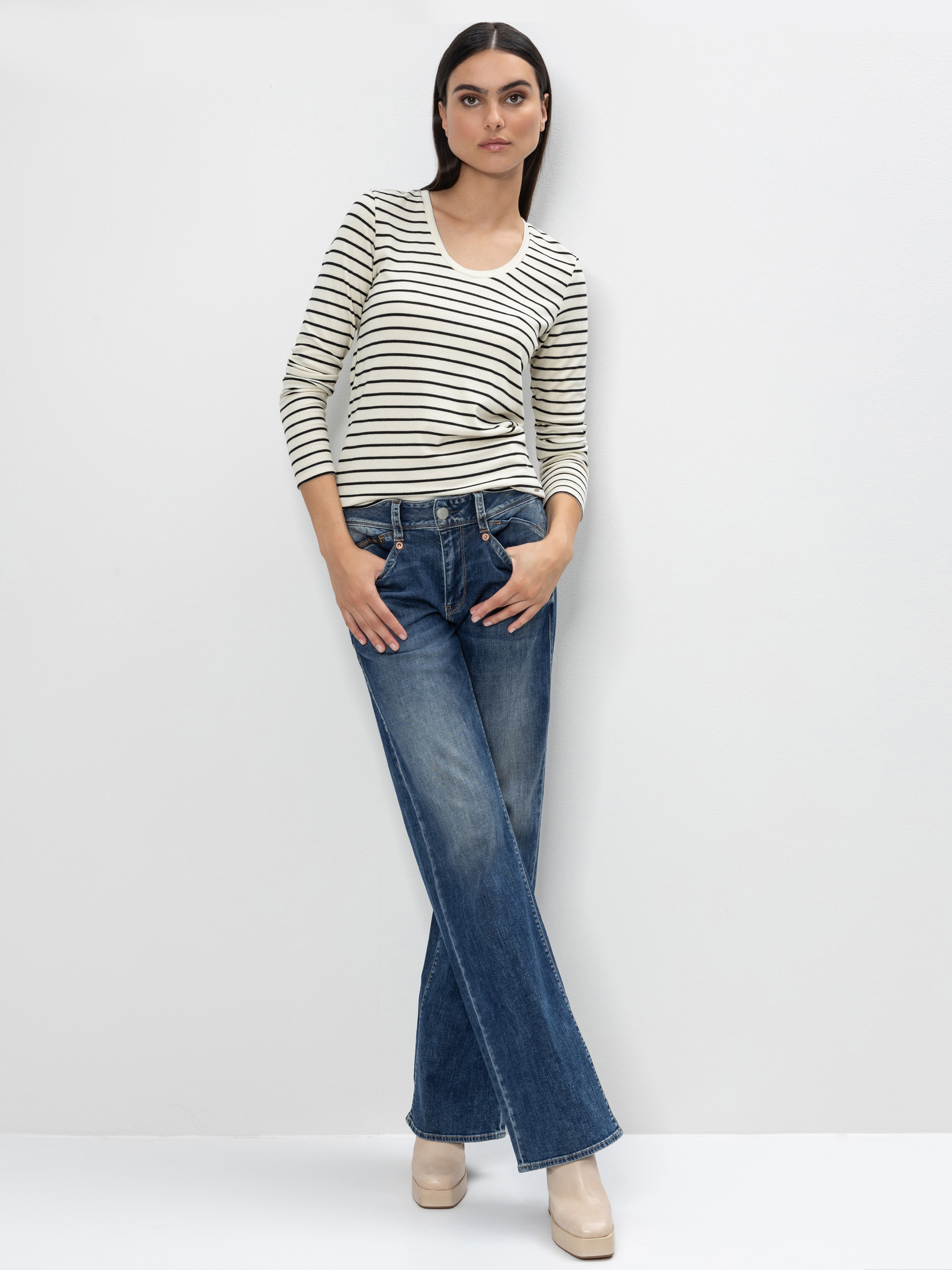 Modell Manolja Langarmshirt gestreift