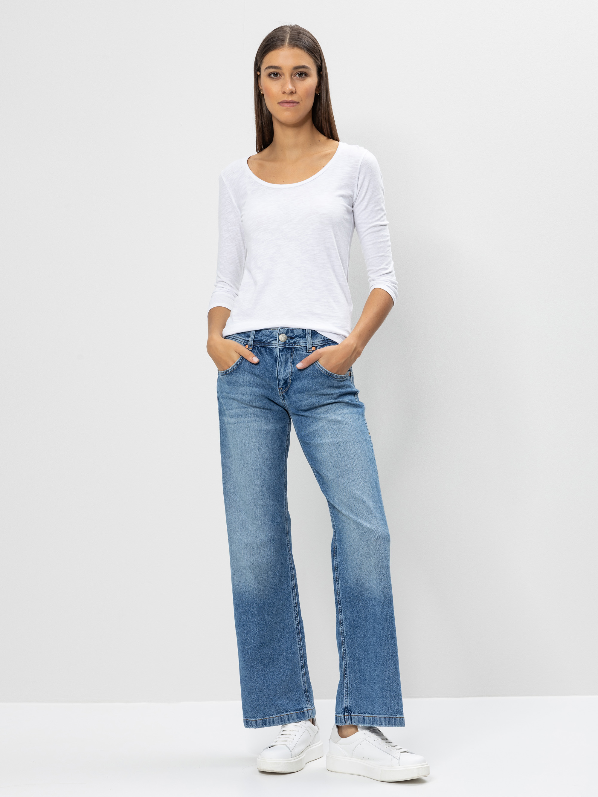 Modell  Edna Flared Jeans