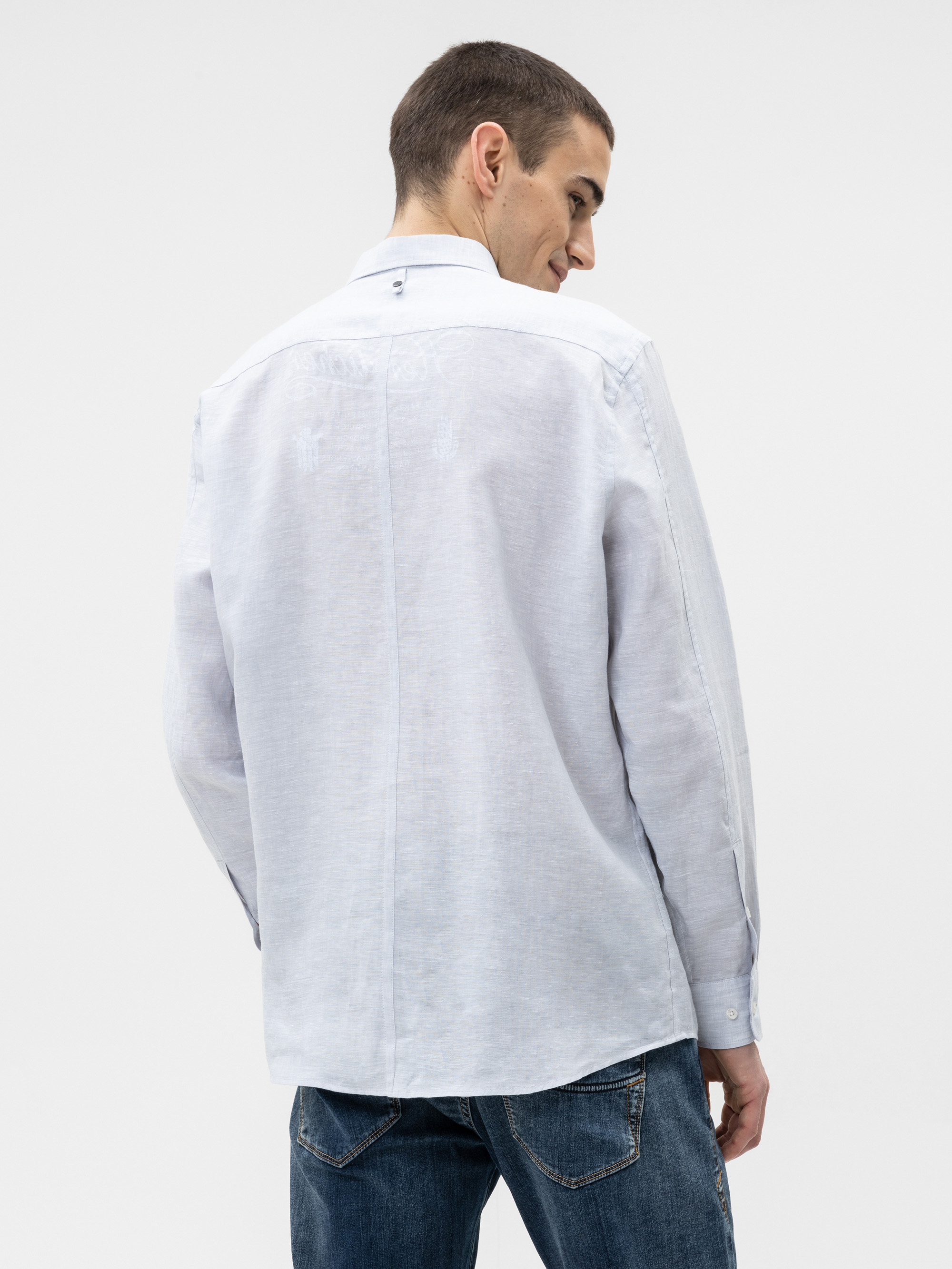 Modell Holder Leinenhemd