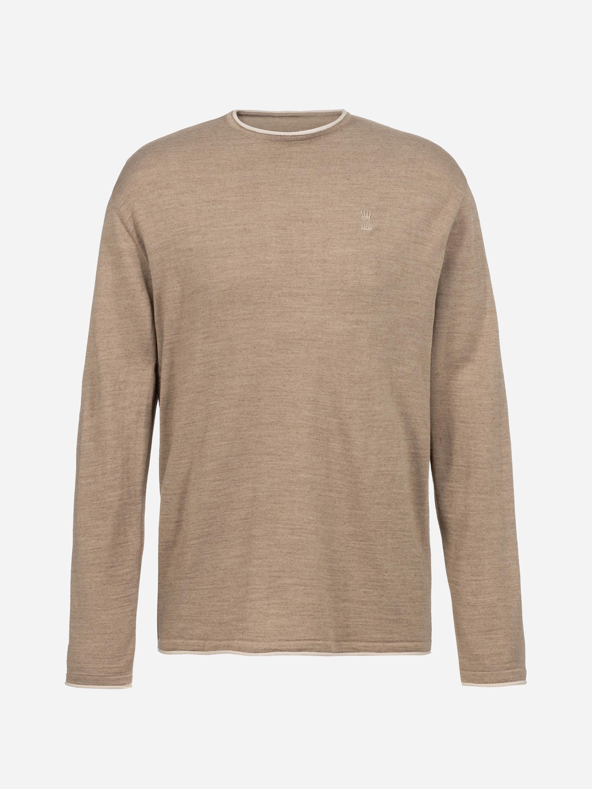 Modell  Til Strickpullover mit Wolle