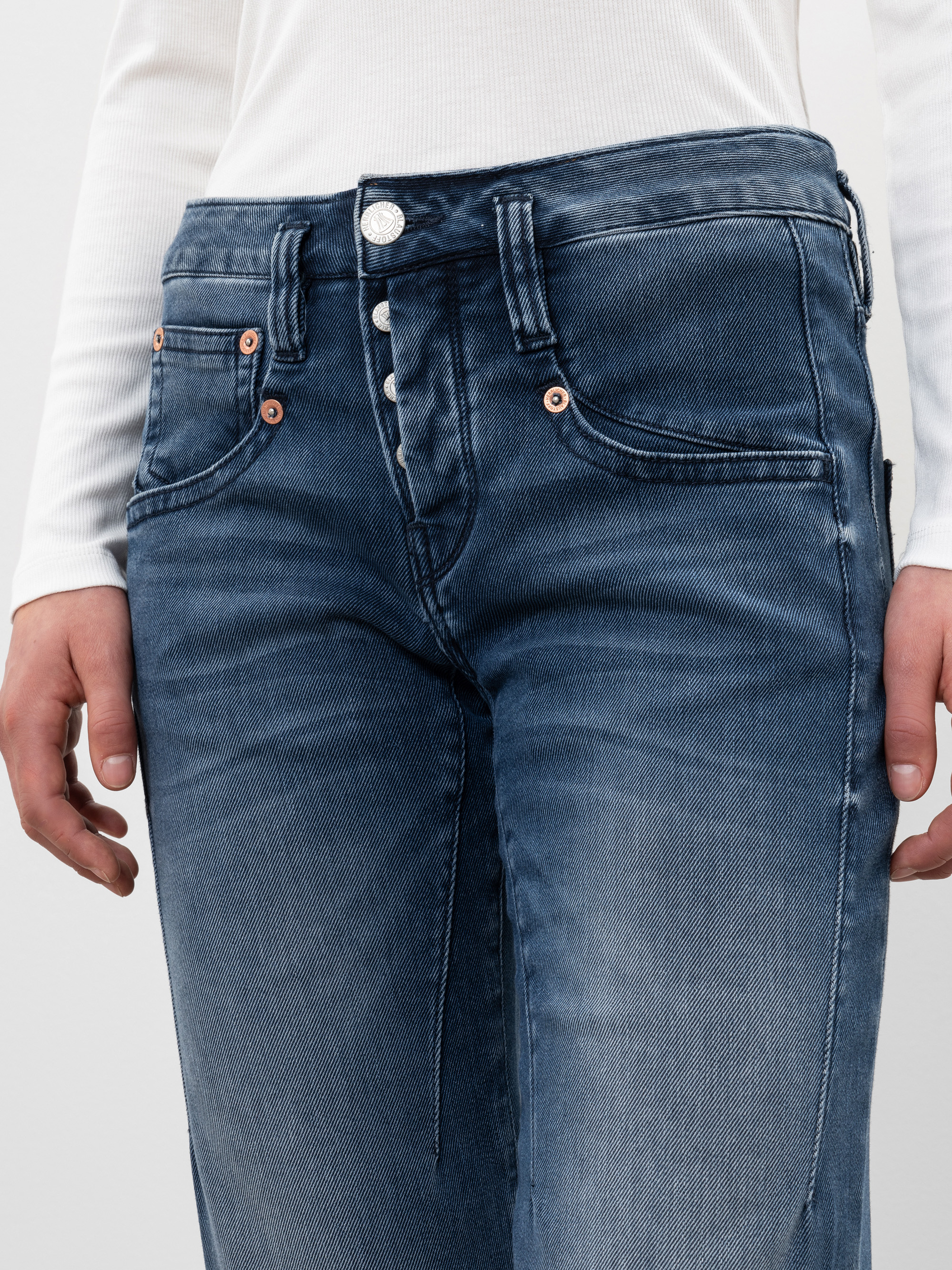 Modell Shyra Tap Jeans mit Bio-Baumwolle