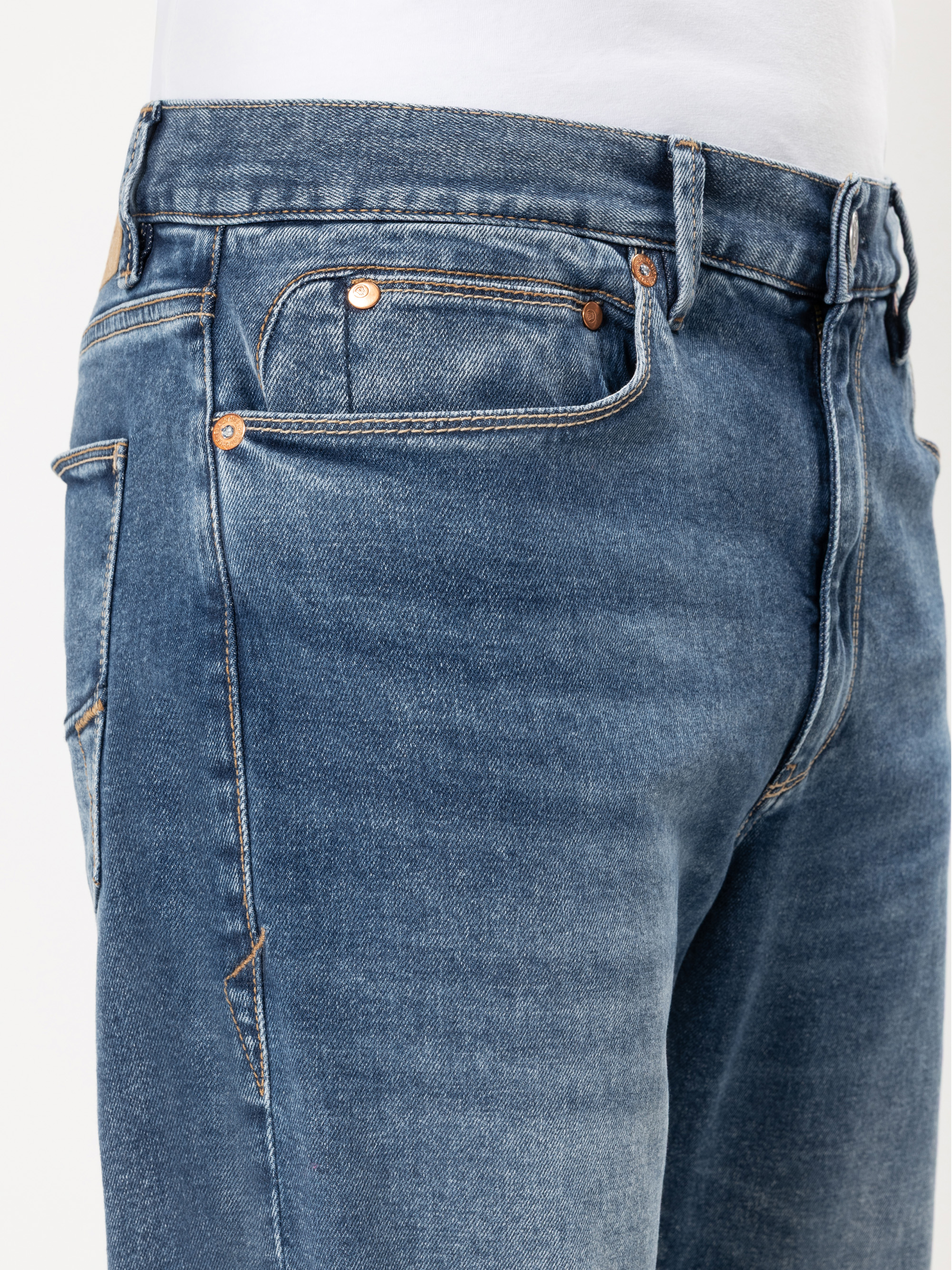 Modell Tyler Straight Jeans mit recycelter Baumwolle