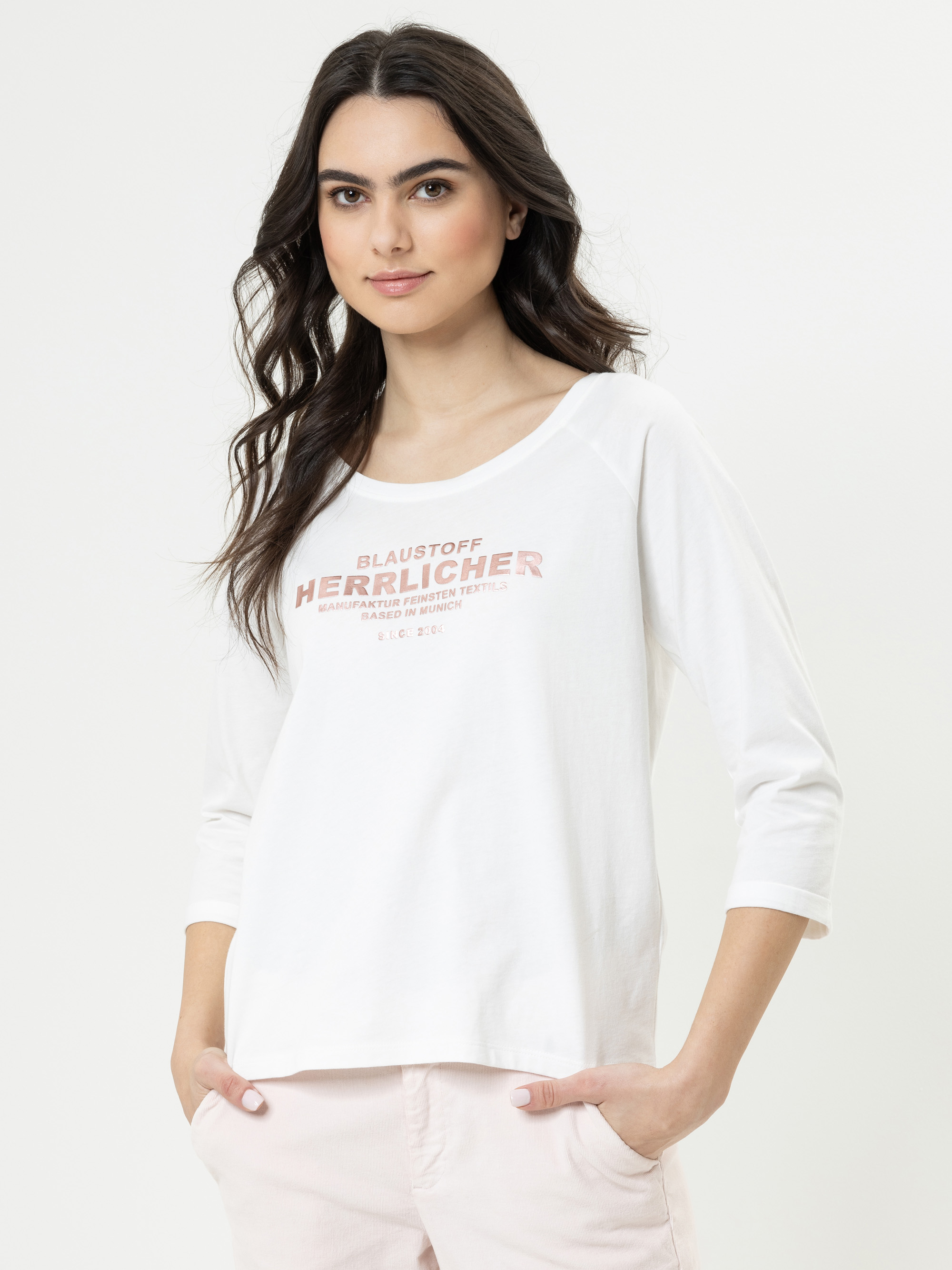 Modell  Angelika Shirt mit Glanzprint